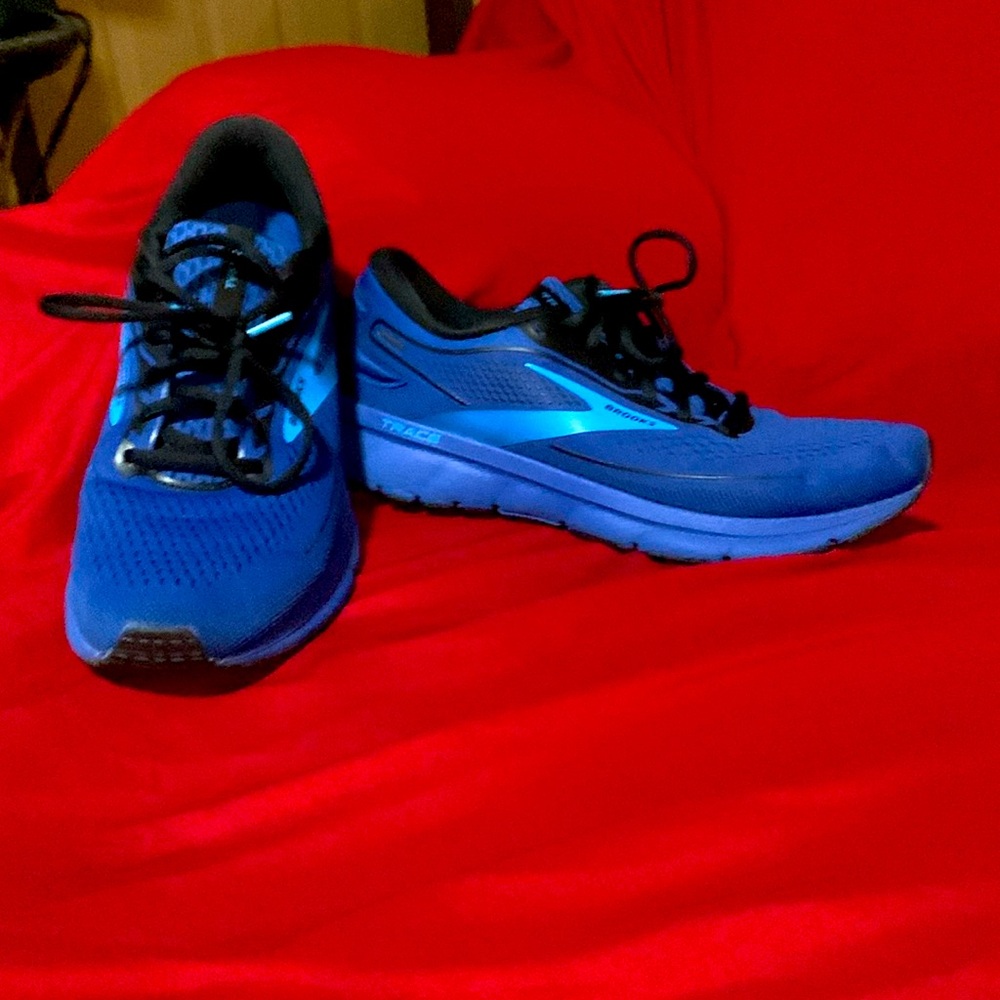 Men’s Brooks shoes size 9 great condition